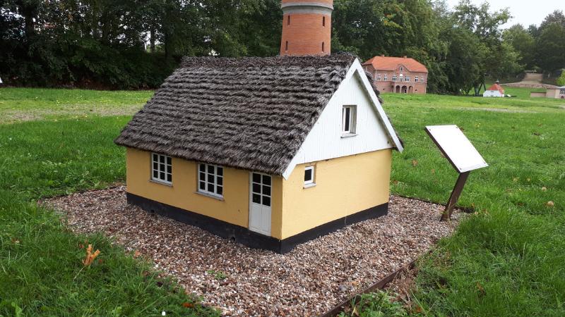 STRÅTÆKT HUS I VIG BY.